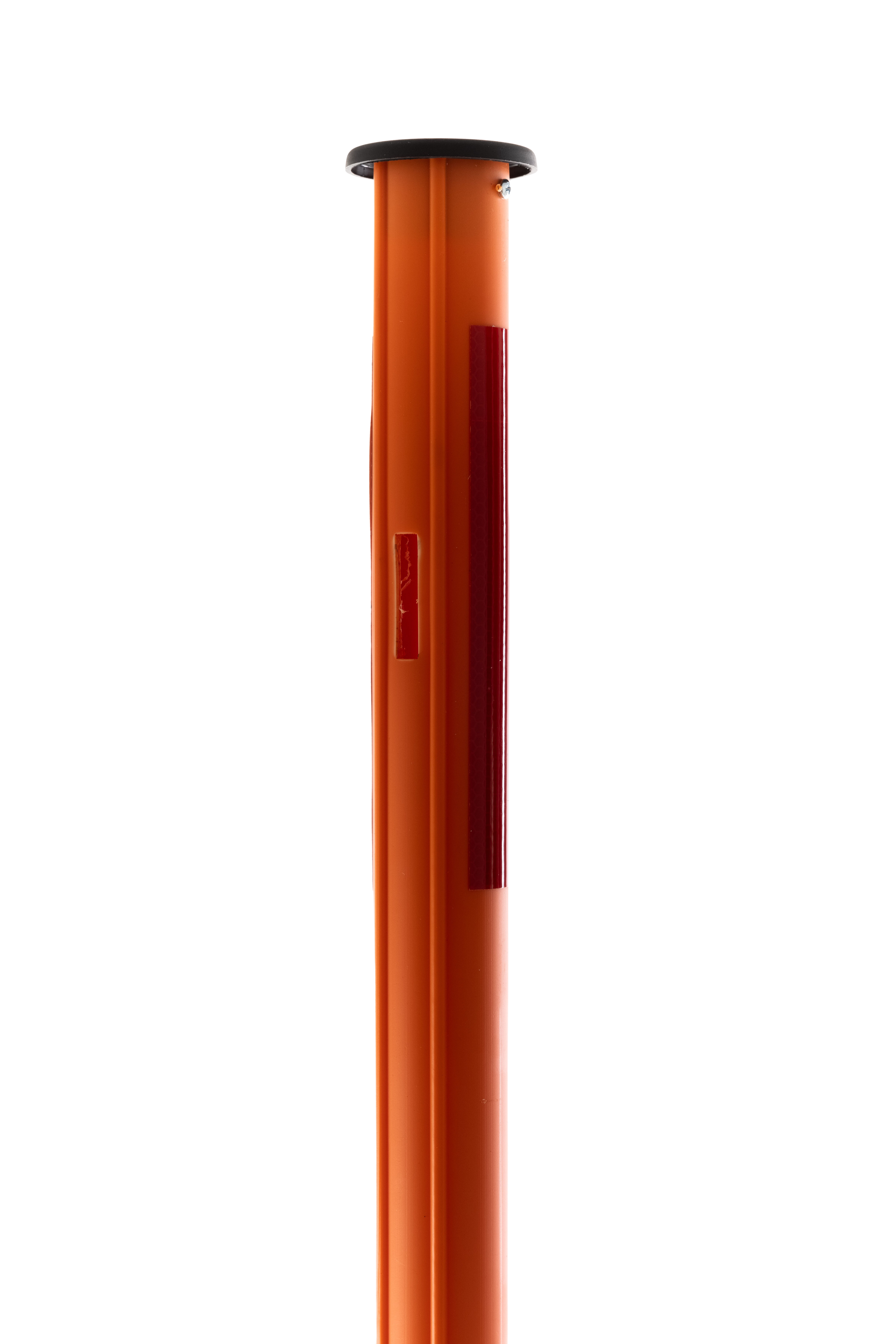 Nahaufnahme einer orangen Schneestange mit Reflektorstreifen und schwarzem Abschlusskopf