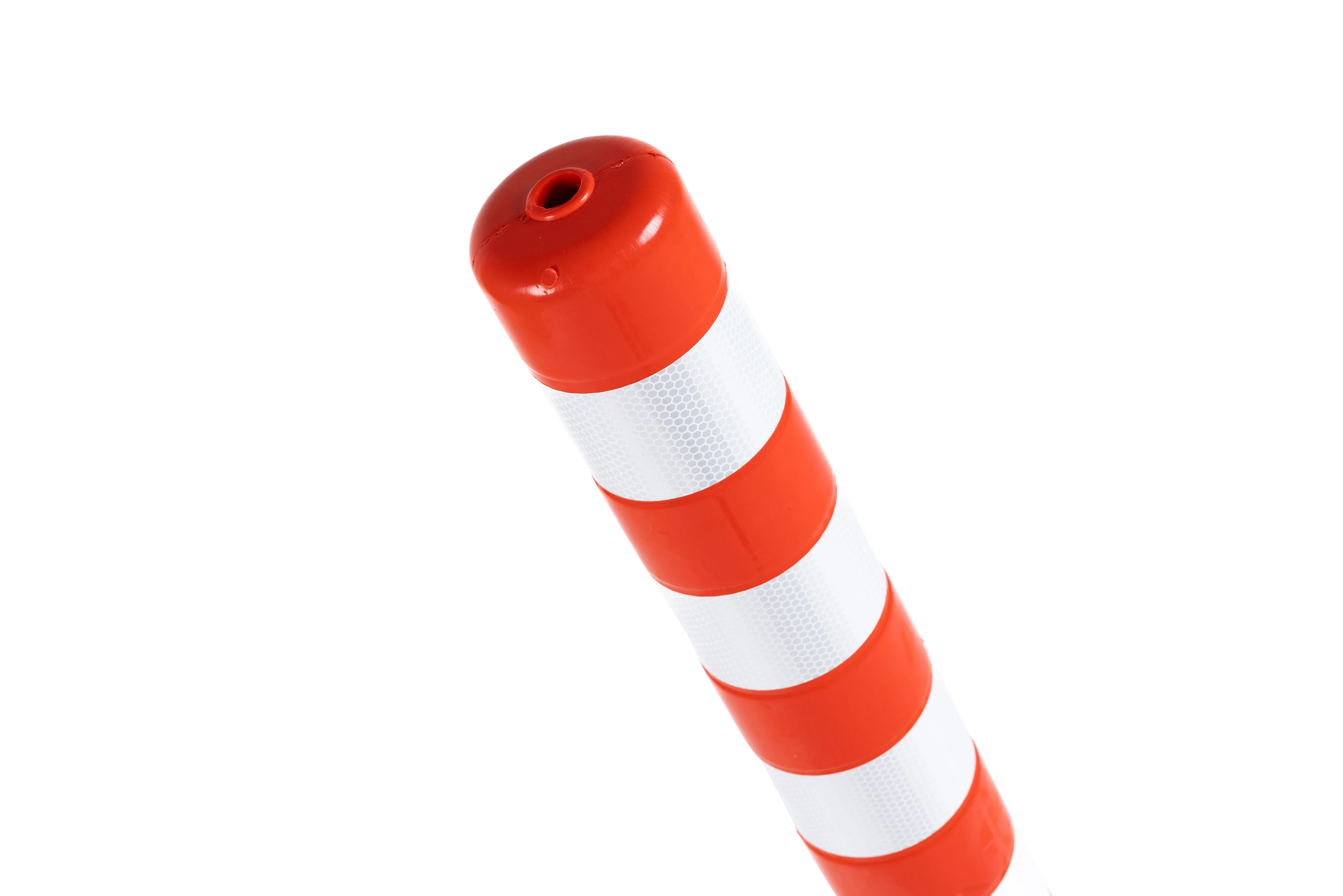 Schräge Nahaufnahme des oberen Endes eines flexiblen Absperrpfostens in Orange mit weißen Reflexstreifen und Öffnung an der Spitze