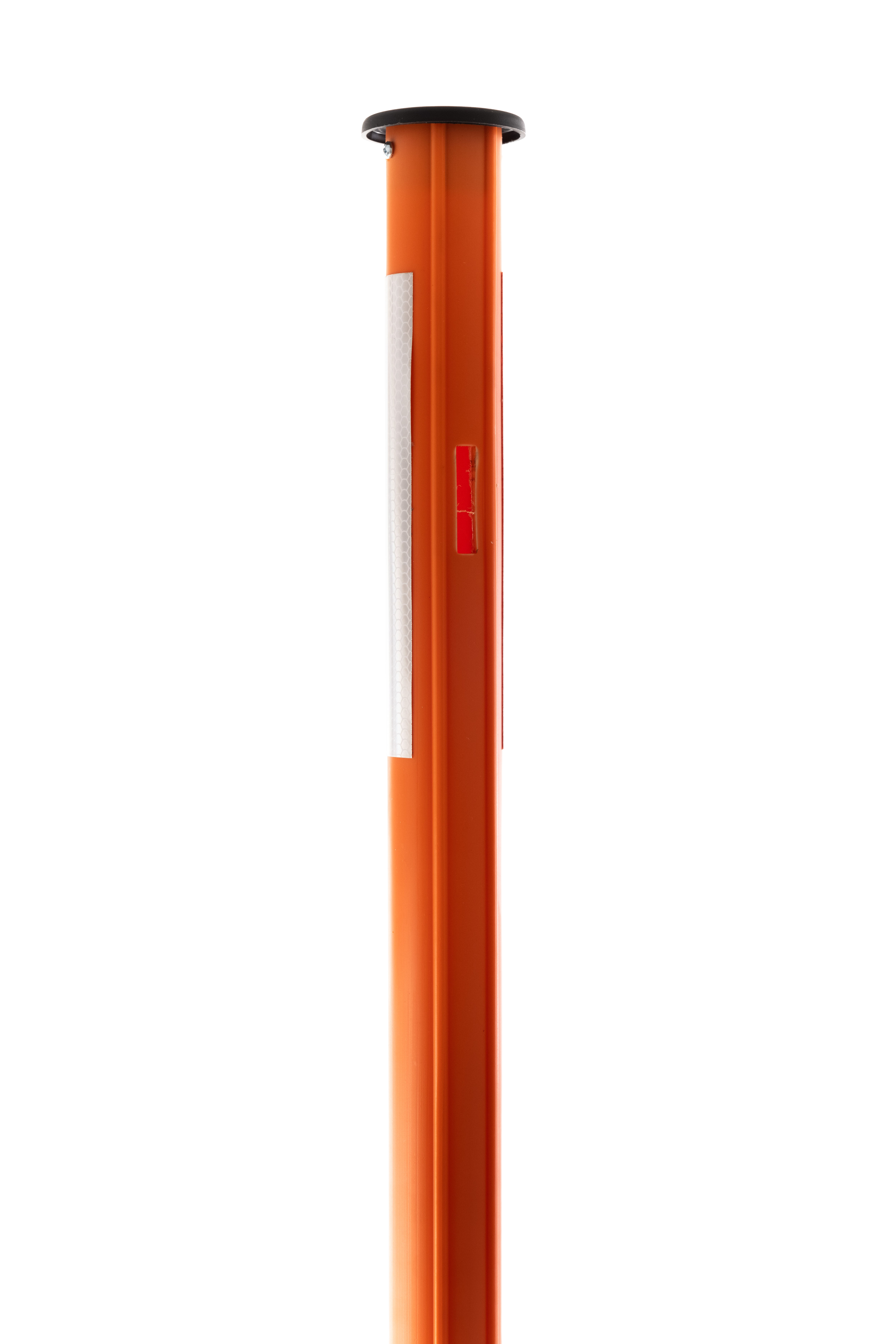 Nahaufnahme der reflektierenden Schneestange in Orange mit weißem Reflektorband und schwarzer Abschlusskappe