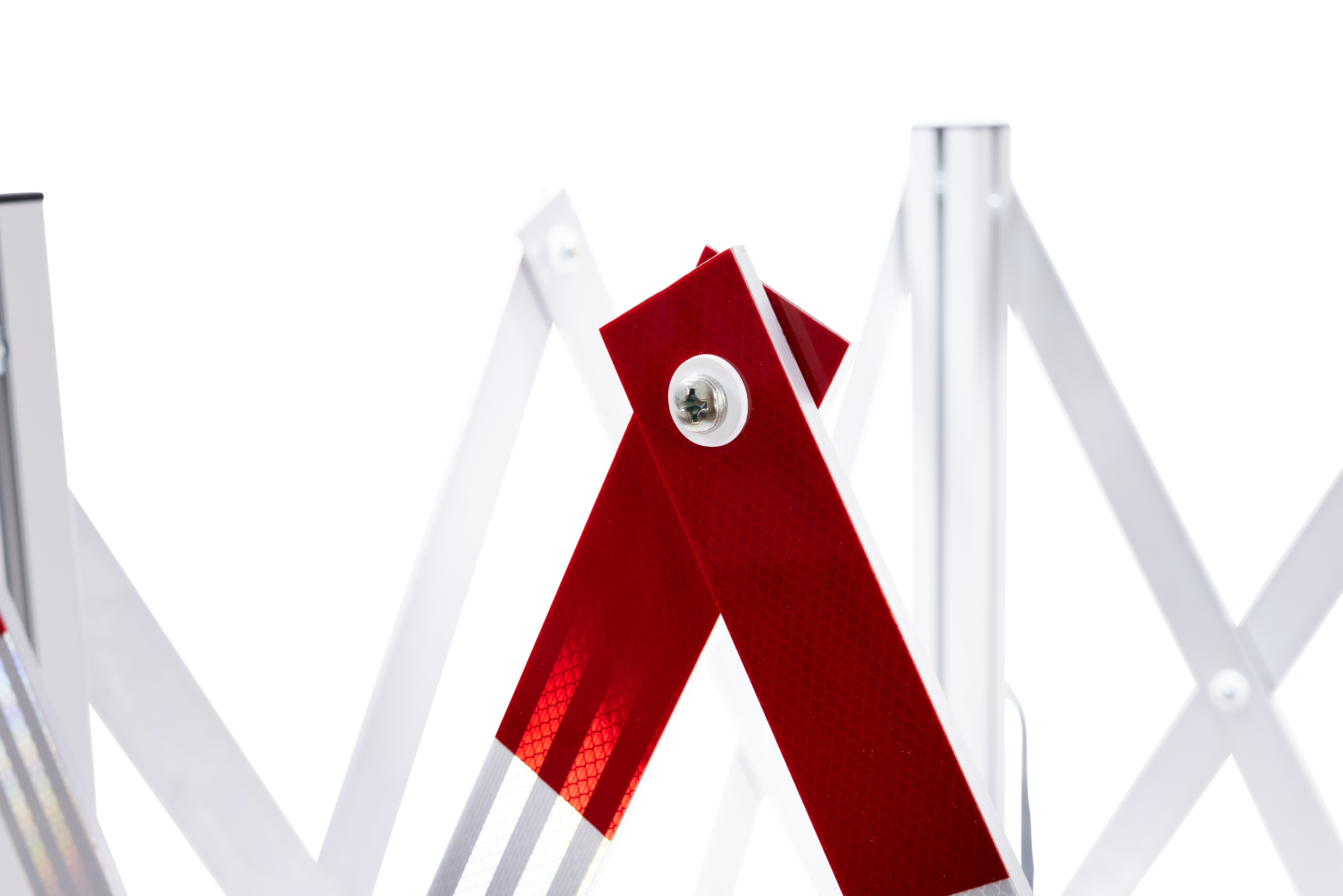 Detailaufnahme einer robusten Verbindung mit reflektierendem roten Element an der Schachtabsperrung aus Aluminium